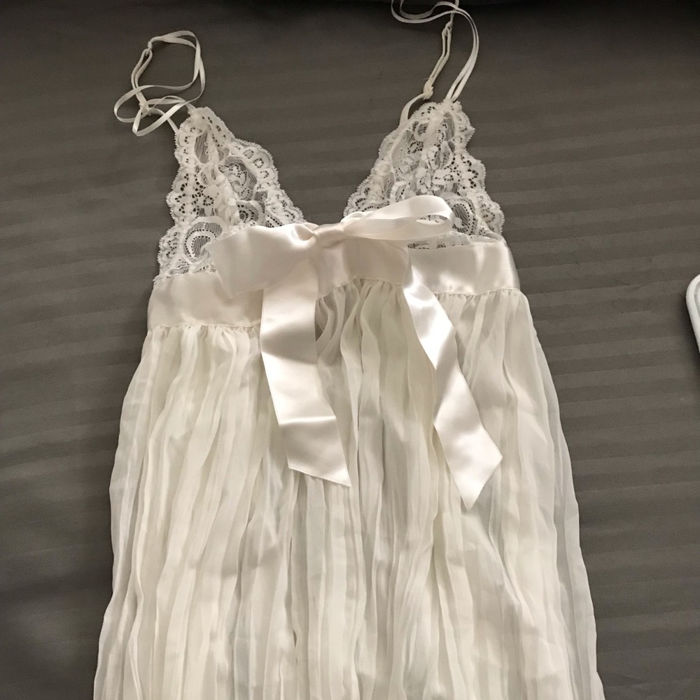 NWOT White VS Baby doll